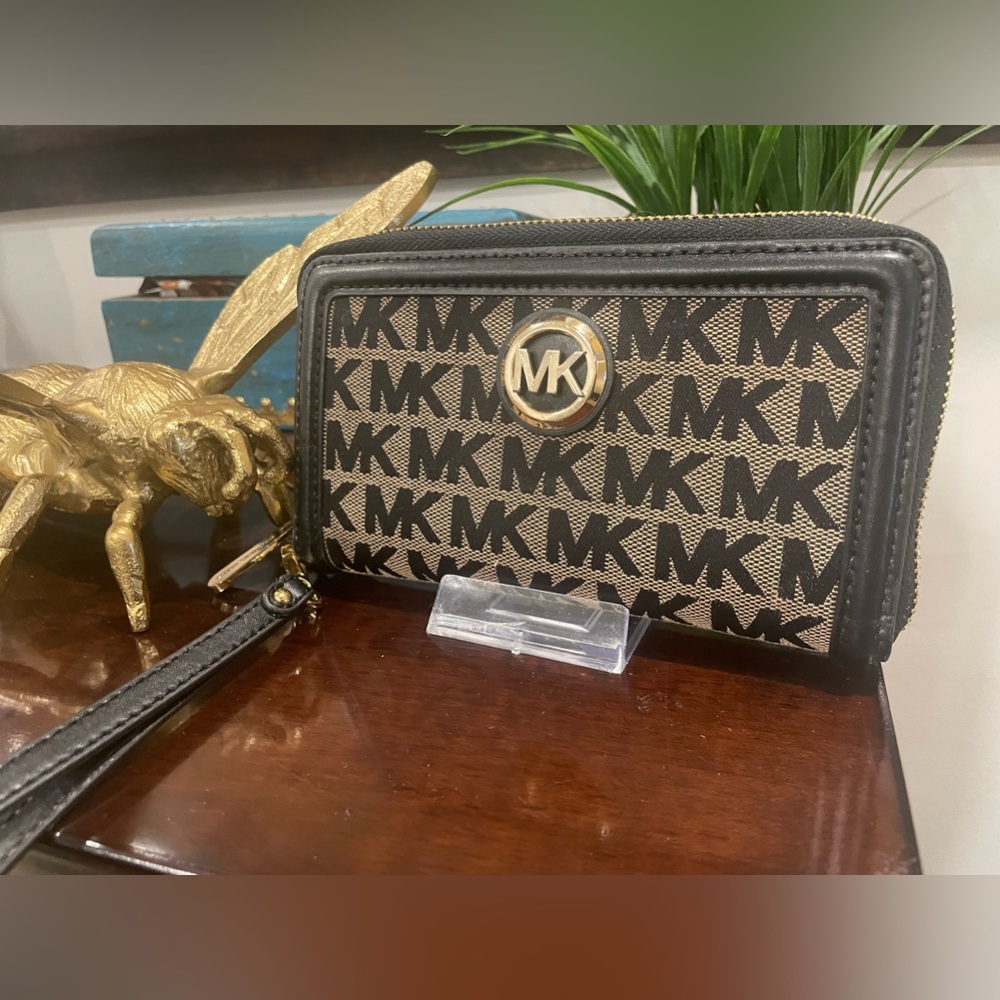 EUC Michael Kors Zip Wallet w/strap - Picture 6 of 17